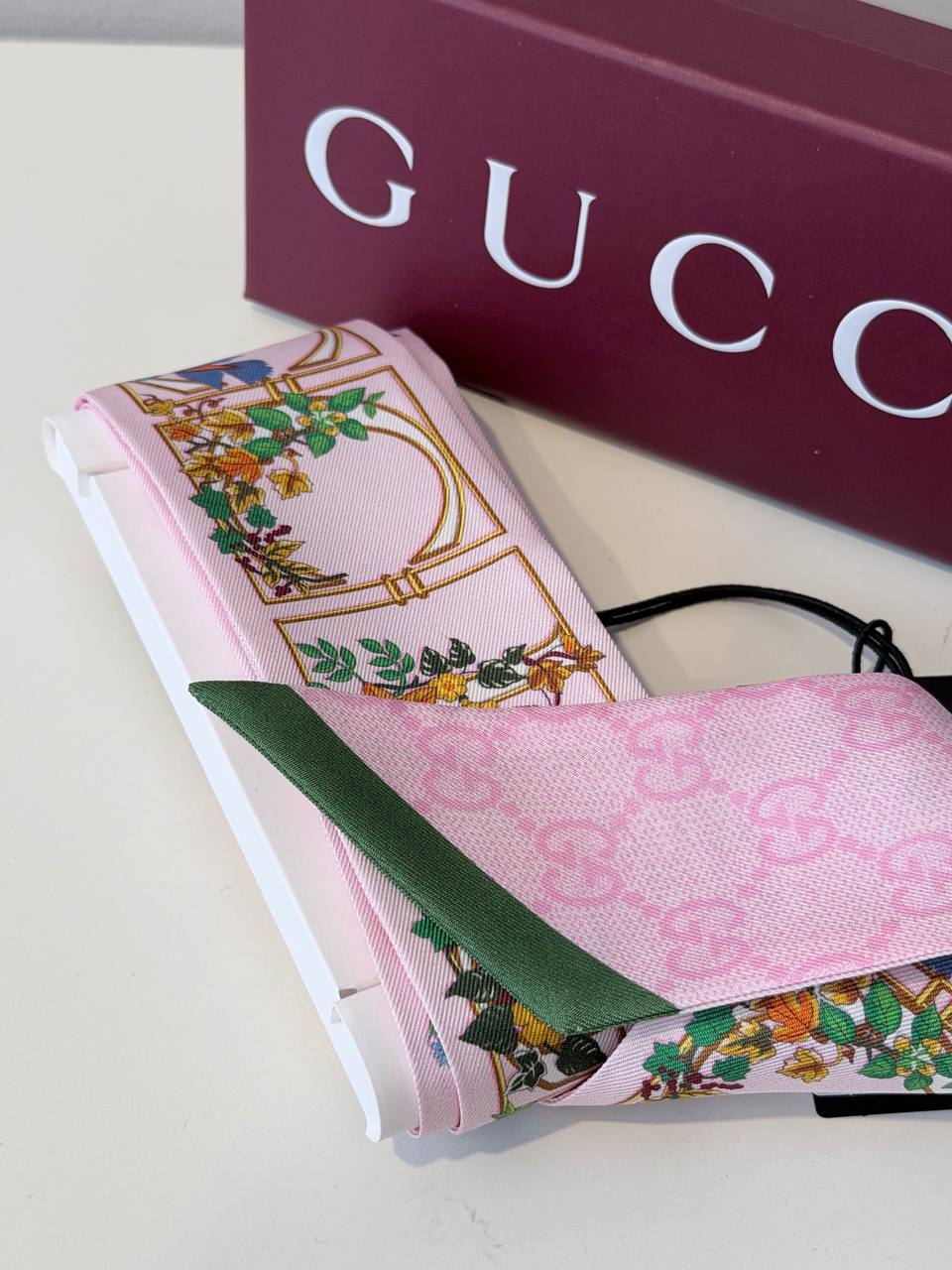 Pañuelo Neck Bow Twilly Gucci GG Flora Botanical en Seda Rosa Pastel y Verde