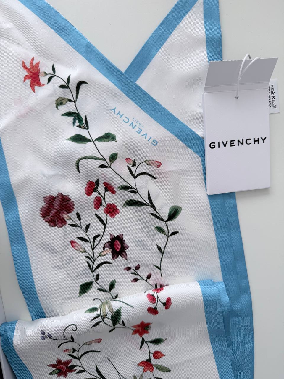 Pañuelo Twilly / Mitzah Givenchy Floral Botanical Silk Scarf en Seda Blanco, Azul Celeste y Rojo