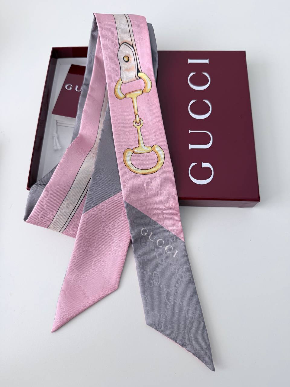 Pañuelo Twilly Silk Neck Bow Gucci Horsebit Print en Seda Rosa Pastel y Gris