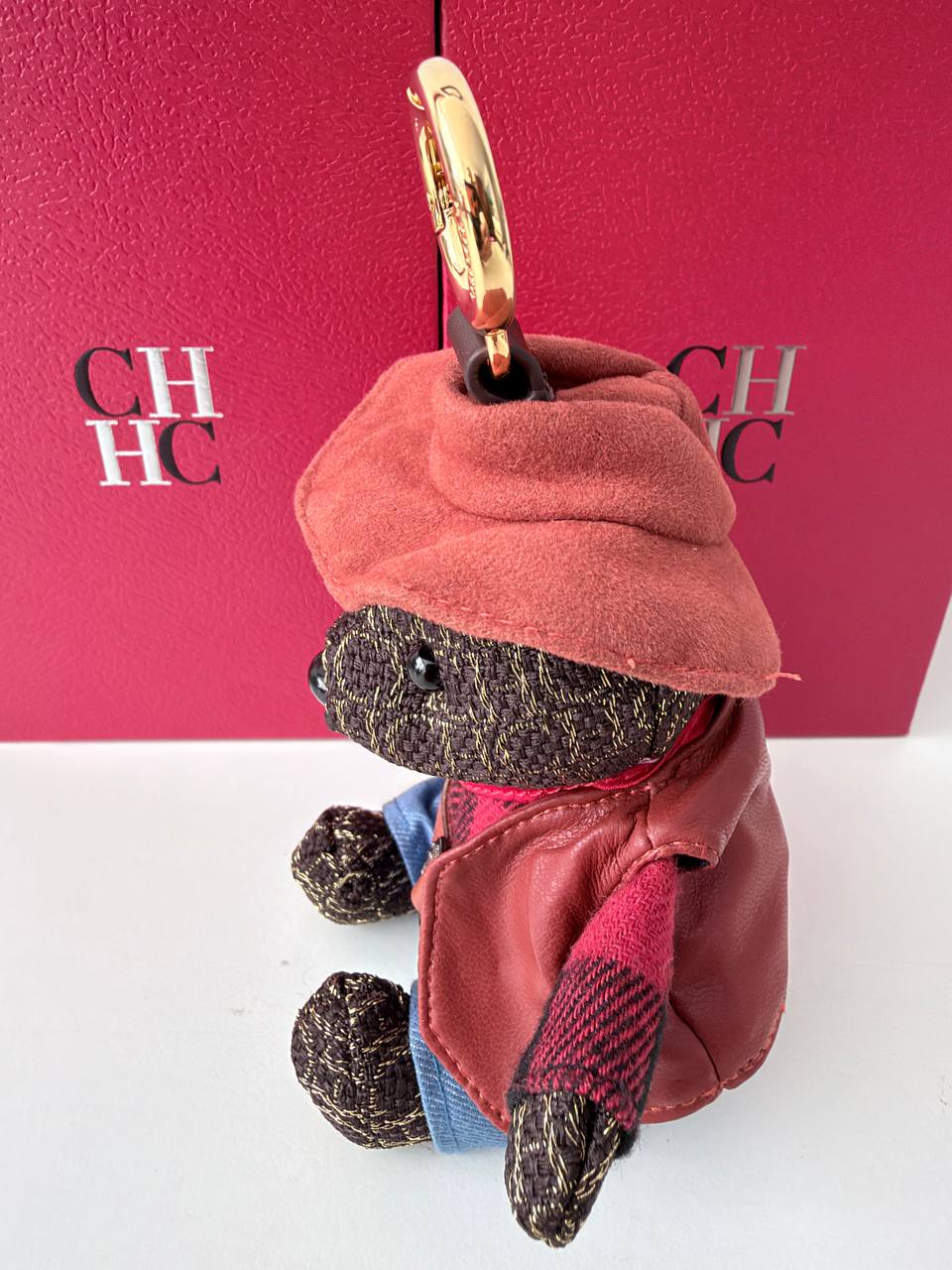 Charm de Bolso Carolina Herrera Cowboy Bear en Jacquard Monograma y Piel