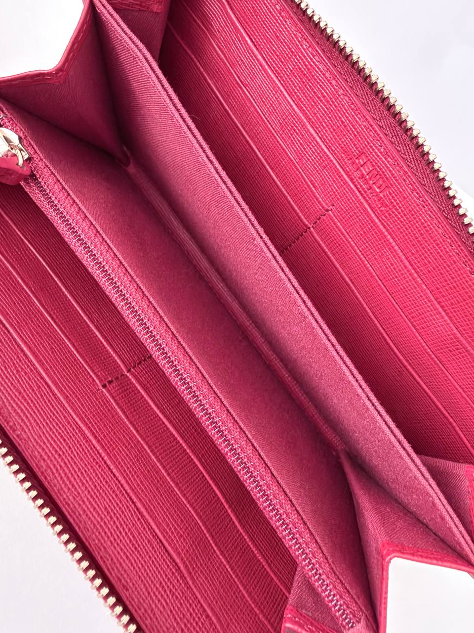 Billetera Larga Zip-Around Fendi Zucca Monogram con Ribete Fucsia