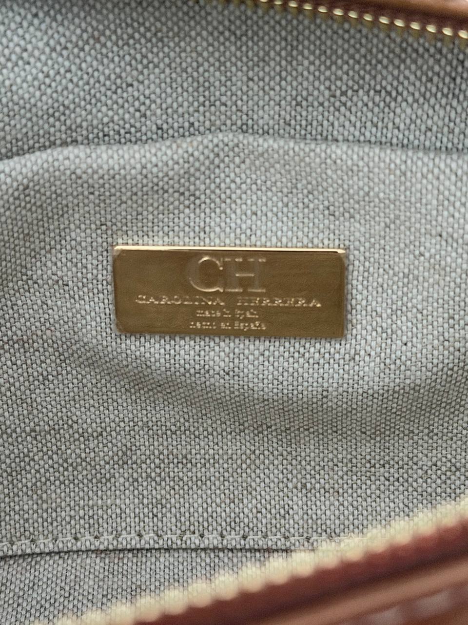 Carolina Herrera Initials Insignia Monogram en Piel Grabada Camel