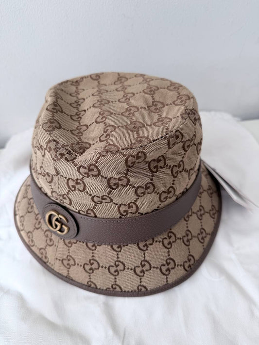 Bucket Hat Gucci GG Canvas con Banda de Piel y Emblema Doble G