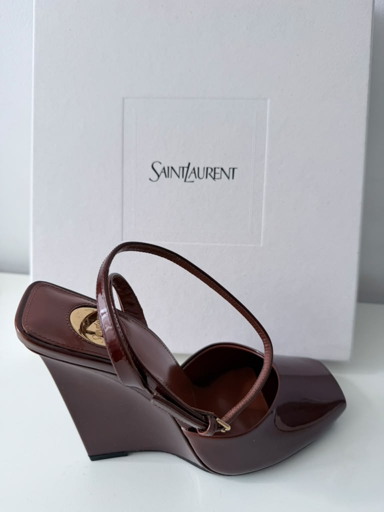 Sandalias Saint Laurent Anves / Slingback en Piel Charol Marrón Oscuro con Cintas Cruzadas