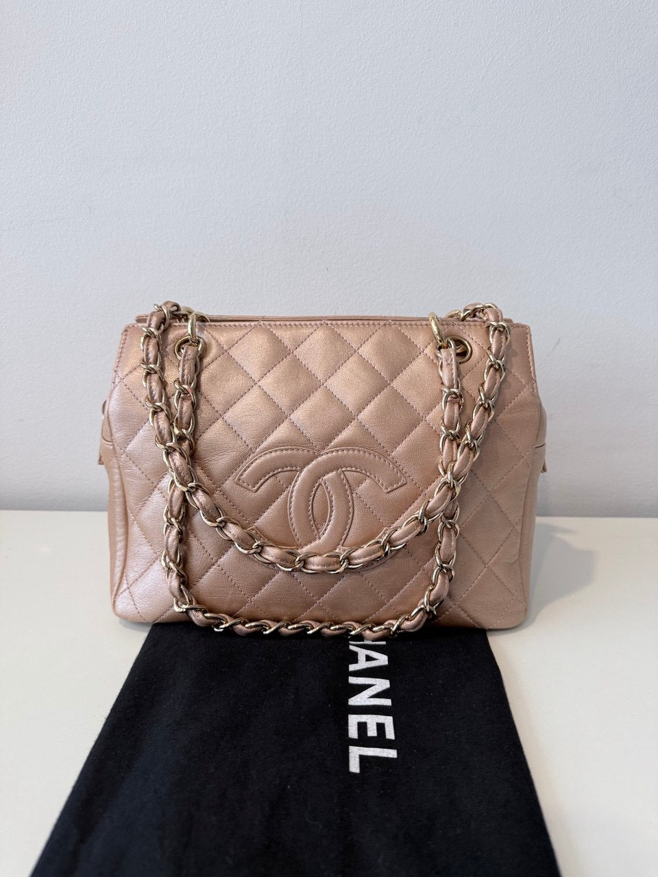 Petite Shopping Tote en piel beige con cadena dorada