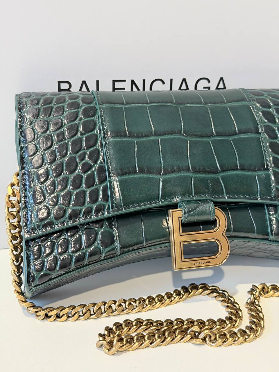 Hourglass Wallet on Chain – Croc-Embossed Green Leather (Pre-Loved)