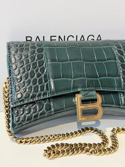 Hourglass Wallet on Chain – Croc-Embossed Green Leather (Pre-Loved)