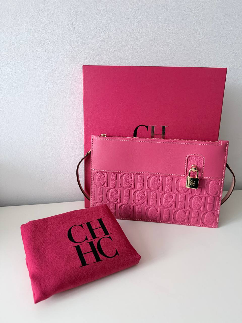 Cartera Clutch Rosa Grabado CH Pre-Loved con Correa y Candado Metálico