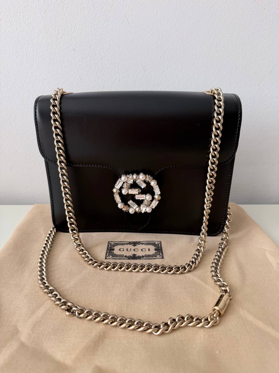 Bolso Interlocking G en Piel Negra con Broche de Cristales y Perlas - Edición de Lujo
