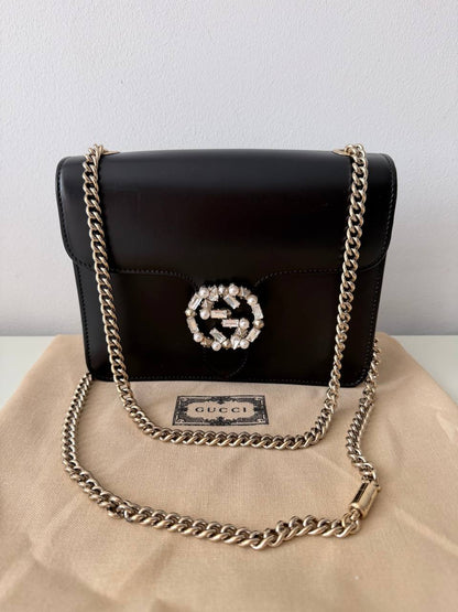Bolso Interlocking G en Piel Negra con Broche de Cristales y Perlas - Edición de Lujo