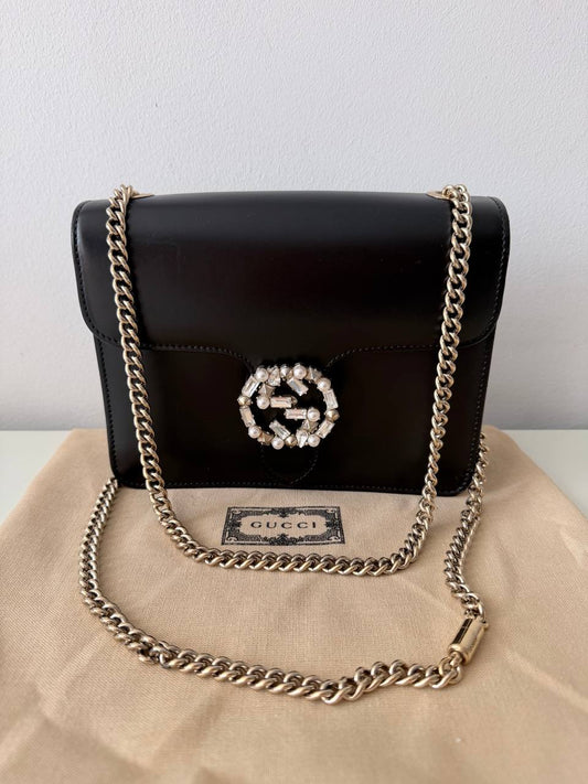 Bolso Interlocking G en Piel Negra con Broche de Cristales y Perlas - Edición de Lujo