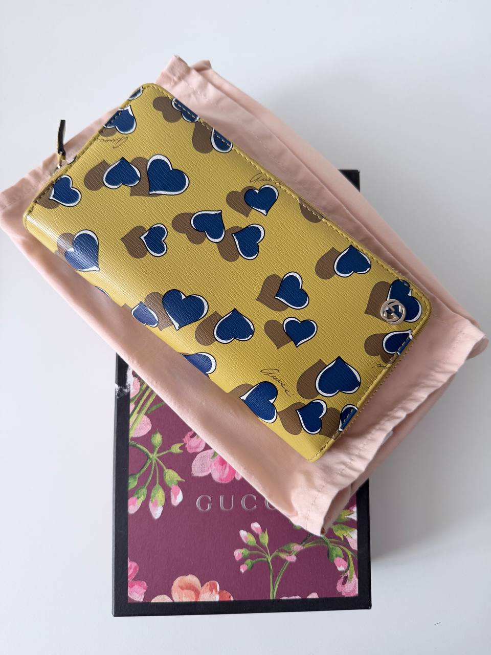 Billetera Zip Around en Piel Amarilla con Estampado de Corazones Azules - Edición Limitada