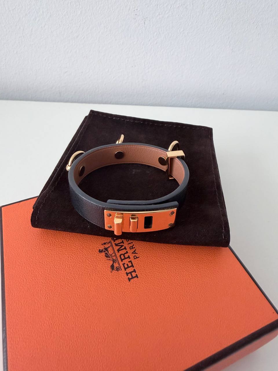 Pulsera Kelly Dog en Piel de Ternera Swift Negro con Herrajes Dorados