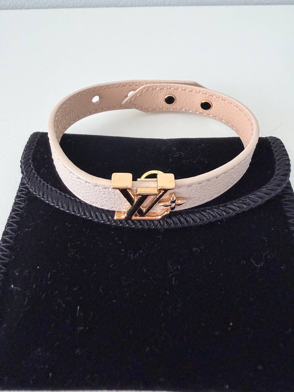 Pulsera Say Yes en Piel de Becerro Beige con Herrajes Dorados