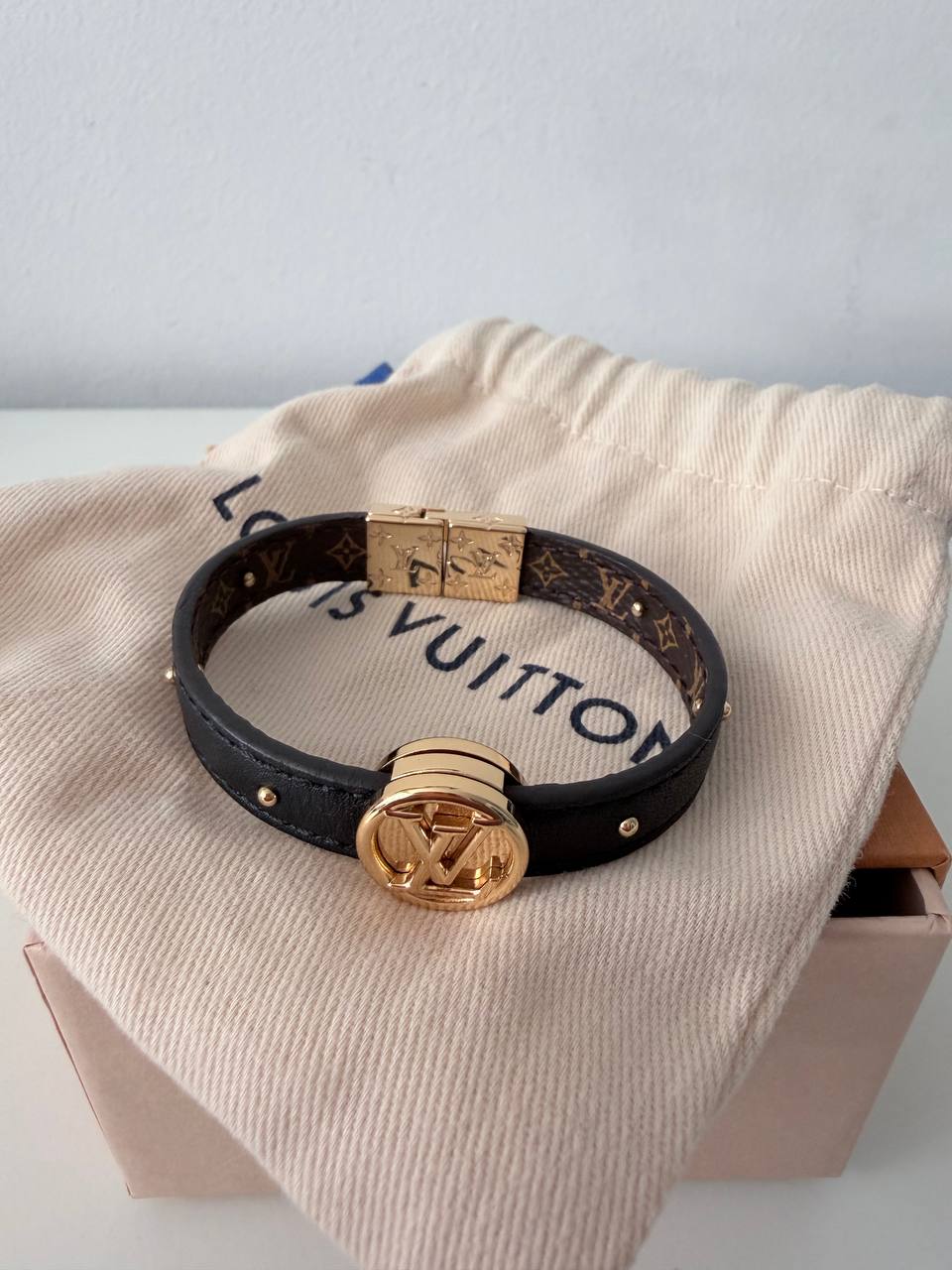 Pulsera Louis Vuitton Confidential en Lona Monogram y Piel Negra con Tachuelas