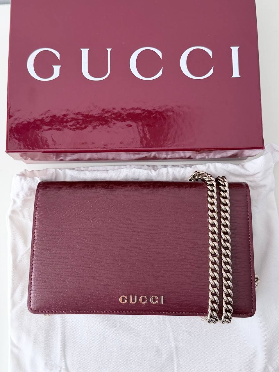 Cartera con Cadena Gucci en Piel Texturizada Color Guinda - Burdeos