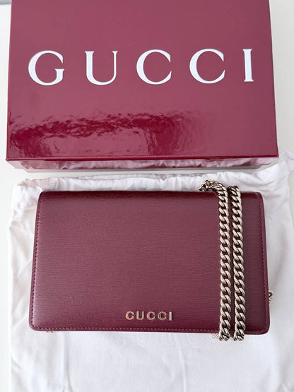 Cartera con Cadena Gucci en Piel Texturizada Color Guinda - Burdeos