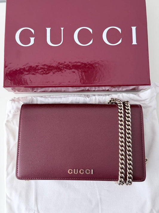 Cartera con Cadena Gucci en Piel Texturizada Color Guinda - Burdeos