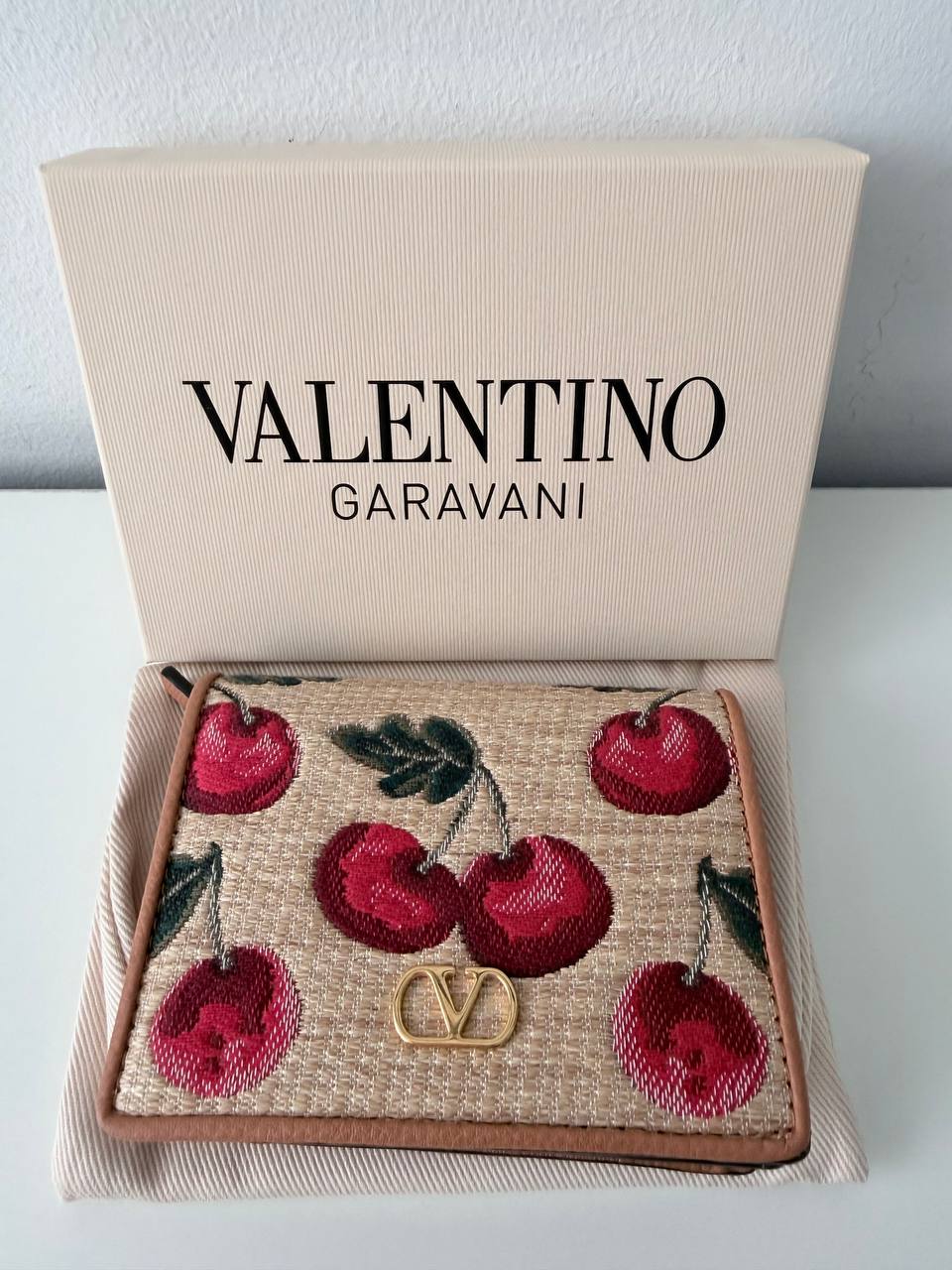 Billetera Compacta Valentino Garavani VLogo en Rafia con Bordado de Cerezas
