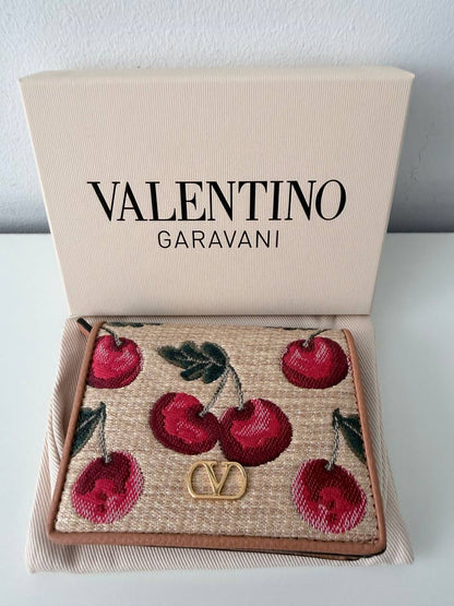 Billetera Compacta Valentino Garavani VLogo en Rafia con Bordado de Cerezas
