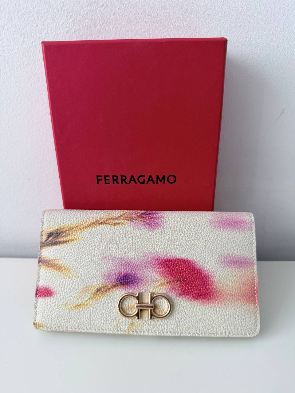 Cartera Continental Ferragamo Gancini en Piel con Estampado Floral