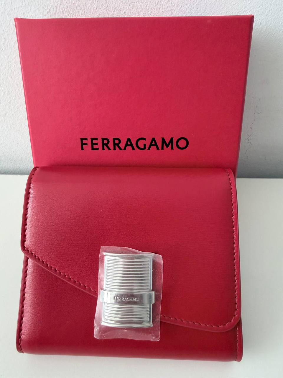 Billetera Compacta Ferragamo con Broche Metálico Acanalado en Piel Roja