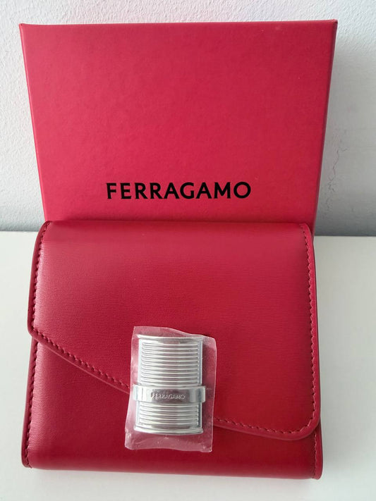 Billetera Compacta Ferragamo con Broche Metálico Acanalado en Piel Roja