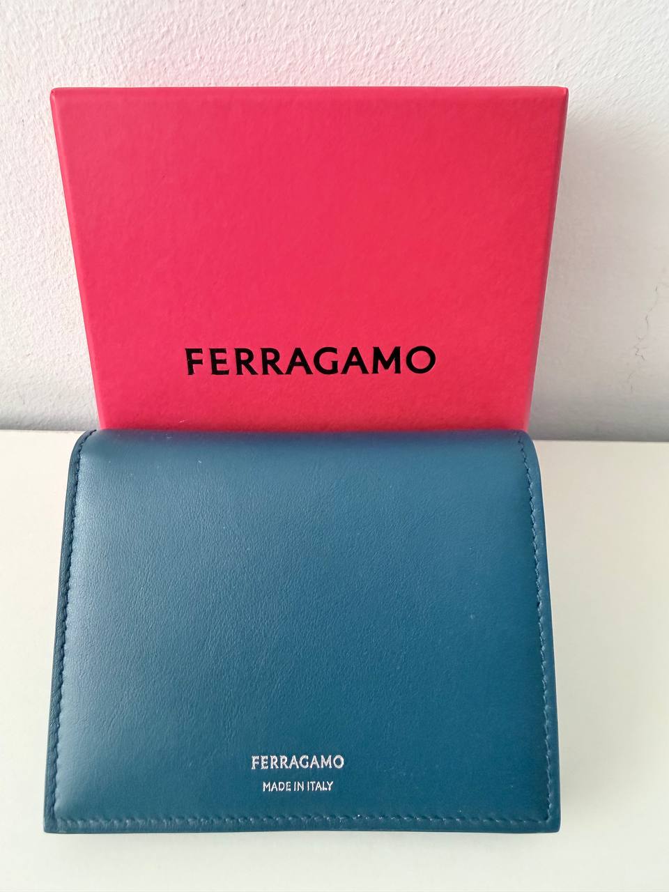 Billetera Compacta Plegable Ferragamo en Piel Azul Petróleo
