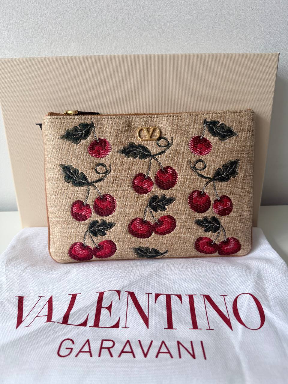 Cartera de Mano VLogo en Rafia con Bordado de Cerezas