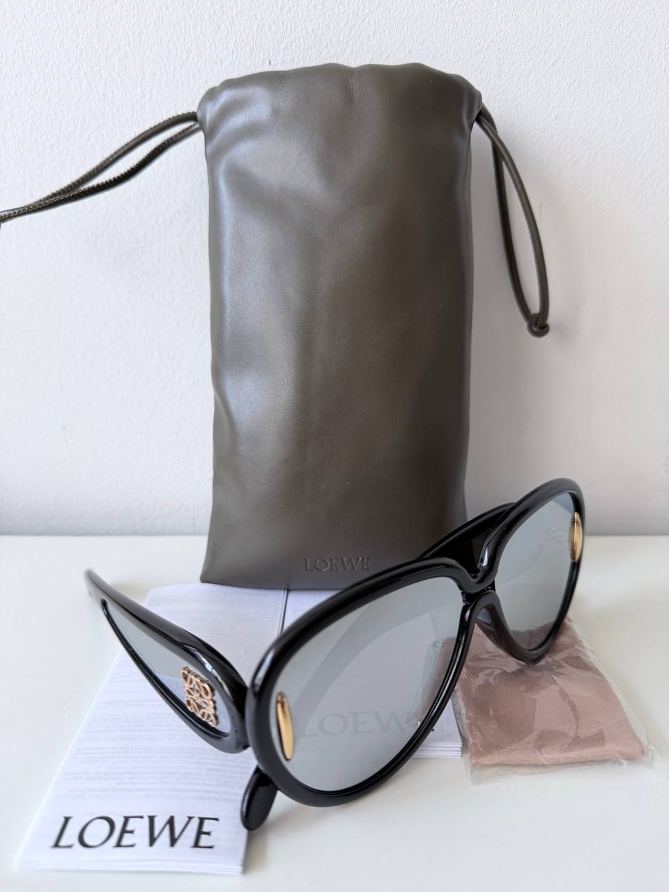Gafas de Sol LOEWE Oversized en Color Negro con Lentes Espejadas y Detalles Dorados