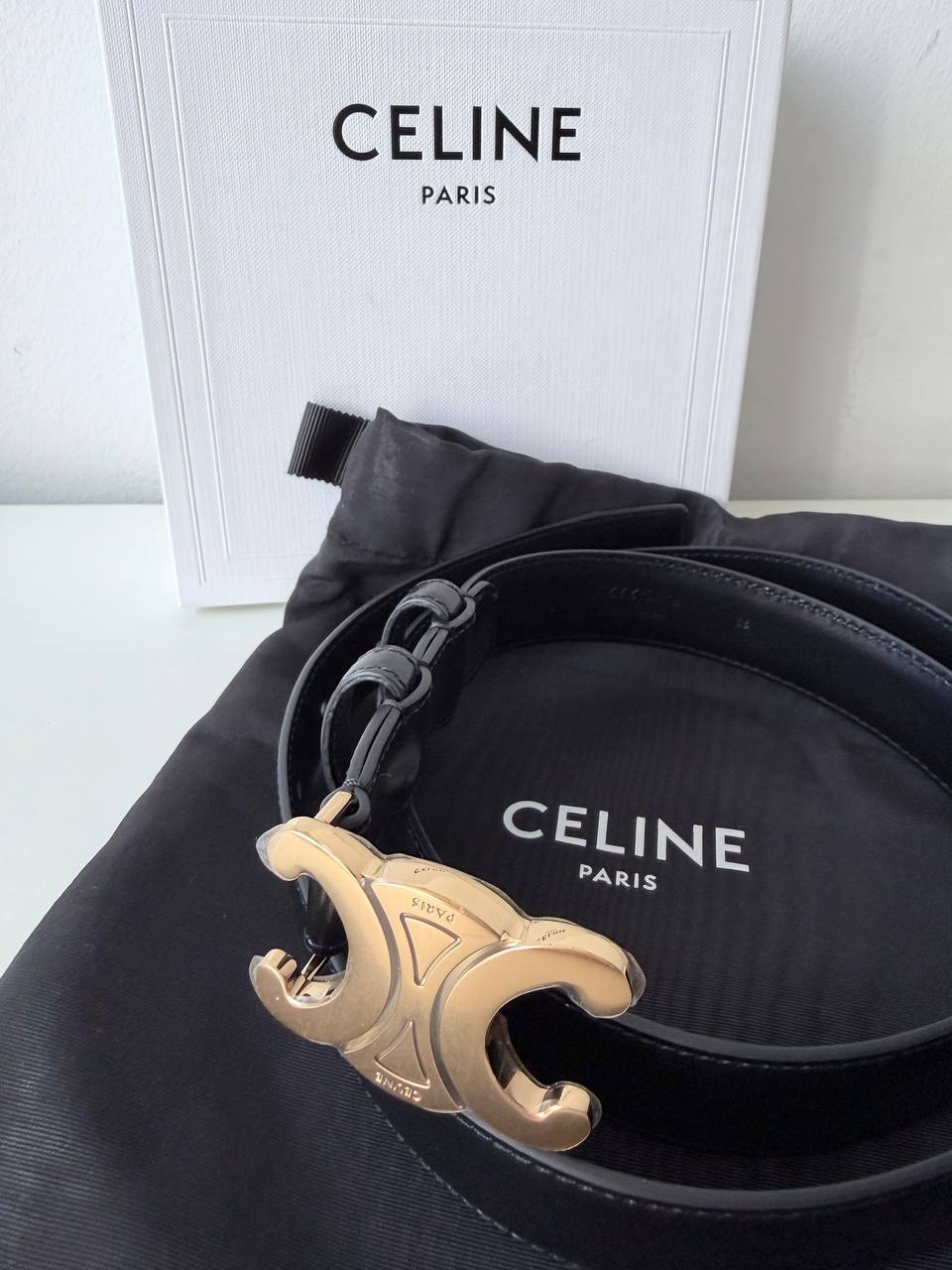 Cinturón CELINE Triomphe en Cuero Negro con Hebilla Dorada Grande