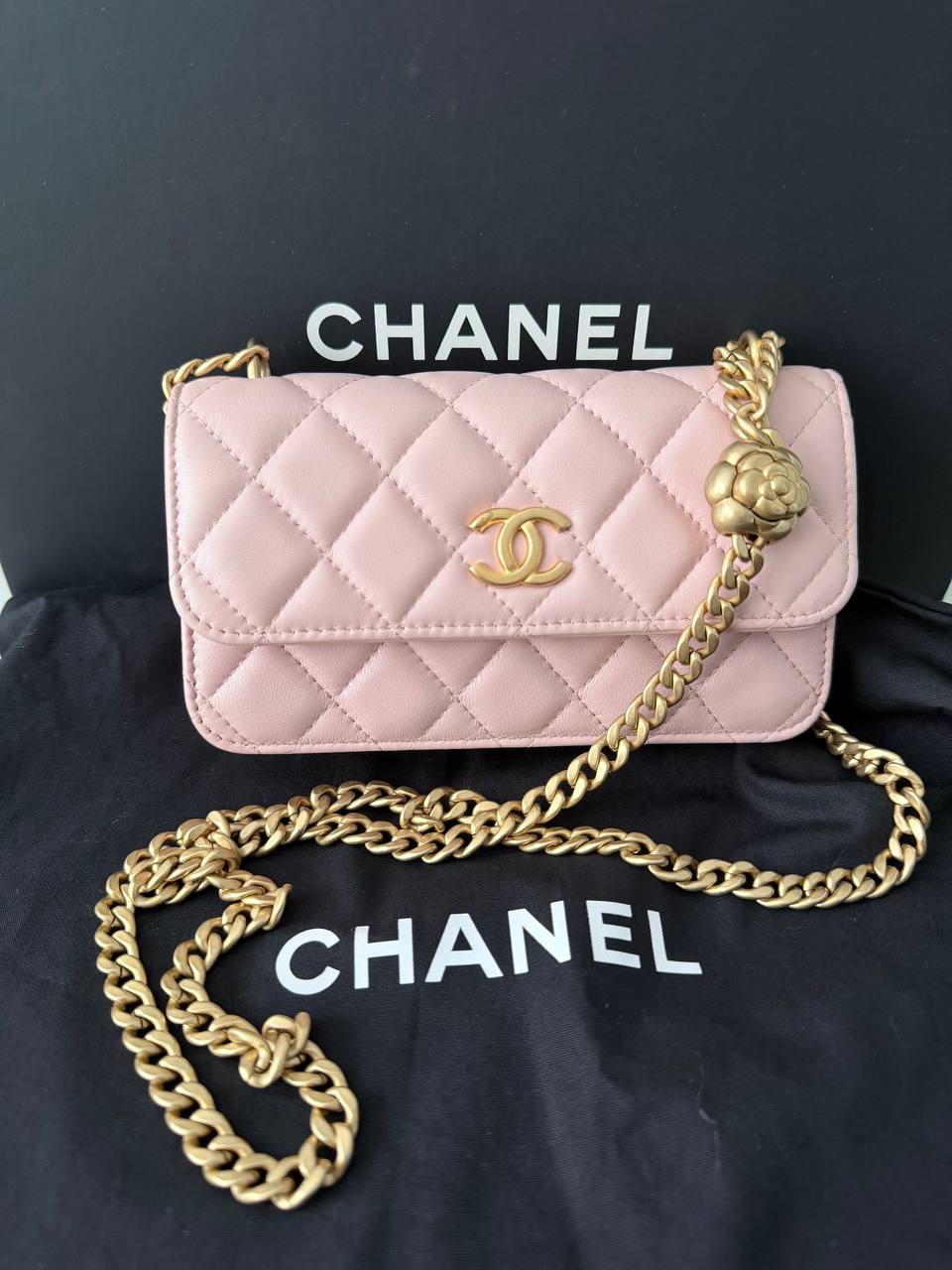 Bolso Chanel Wallet on Chain (WOC) Camellia Charm en Piel Lambskin Rosa Claro