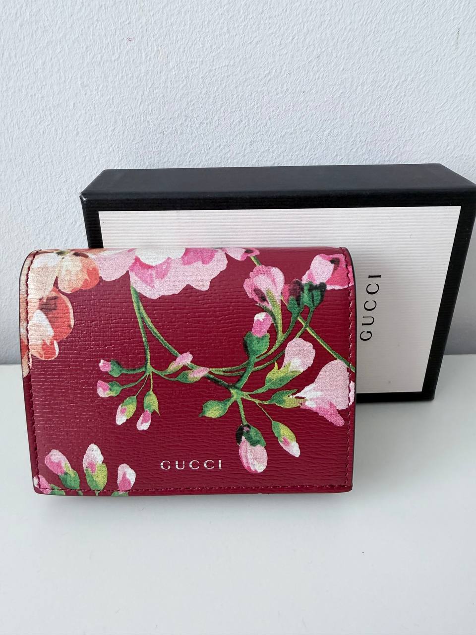 Cartera Compacta Flora en Piel Texturizada Burdeos