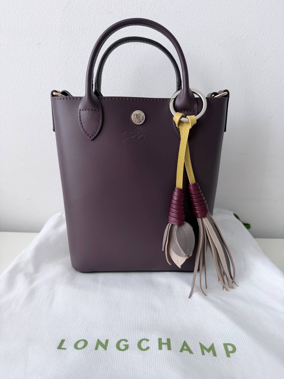 Bolso Mini Tote Longchamp Épure en Piel Color Berenjena con Charm Decorativo