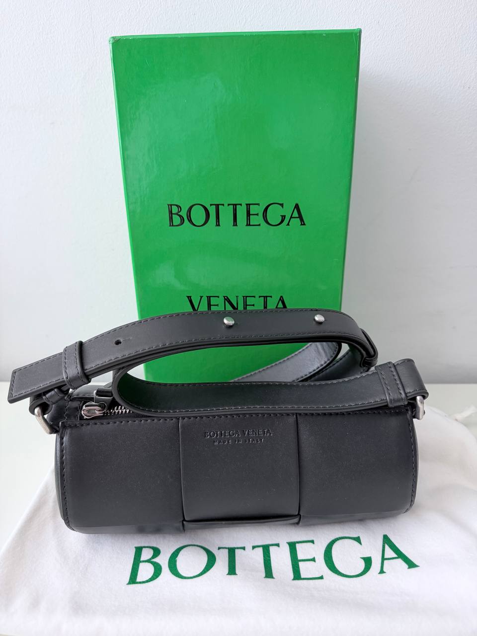 Bolso Cilíndrico Bottega Veneta Cassette en Piel Negra