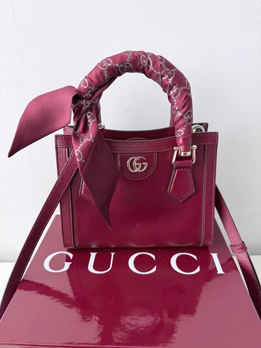 Bolso de mano Gucci Marmont mini en cuero burdeos con asa envuelta en pañuelo