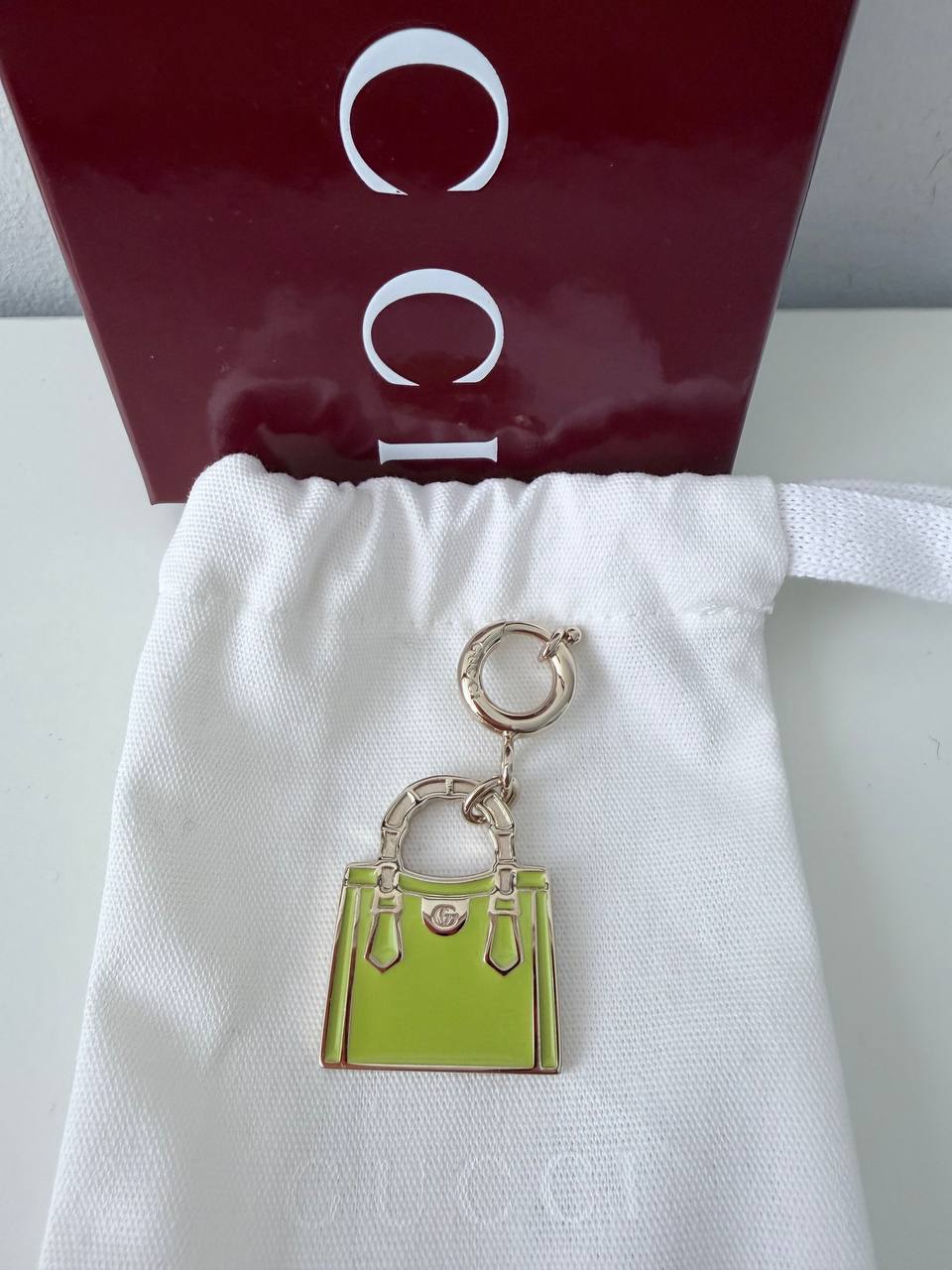 Llavero - Charm de Bolso Gucci con Silueta de Bolso Bamboo en Metal y Esmalte Verde Lima