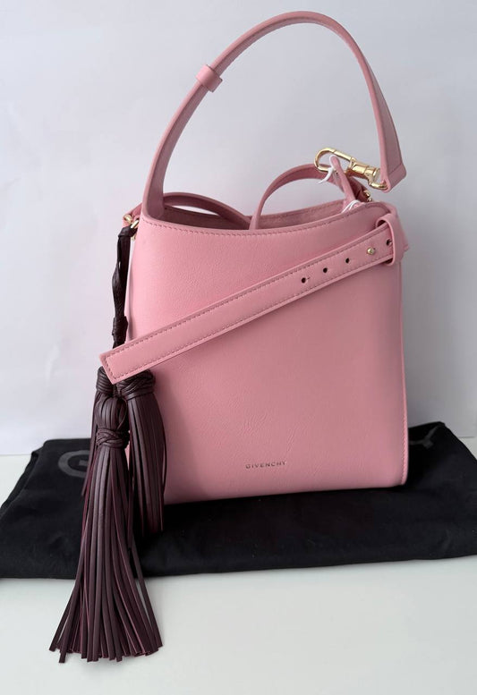 Bolso Cubo Givenchy GV Bucket en Piel Rosa con Borlas