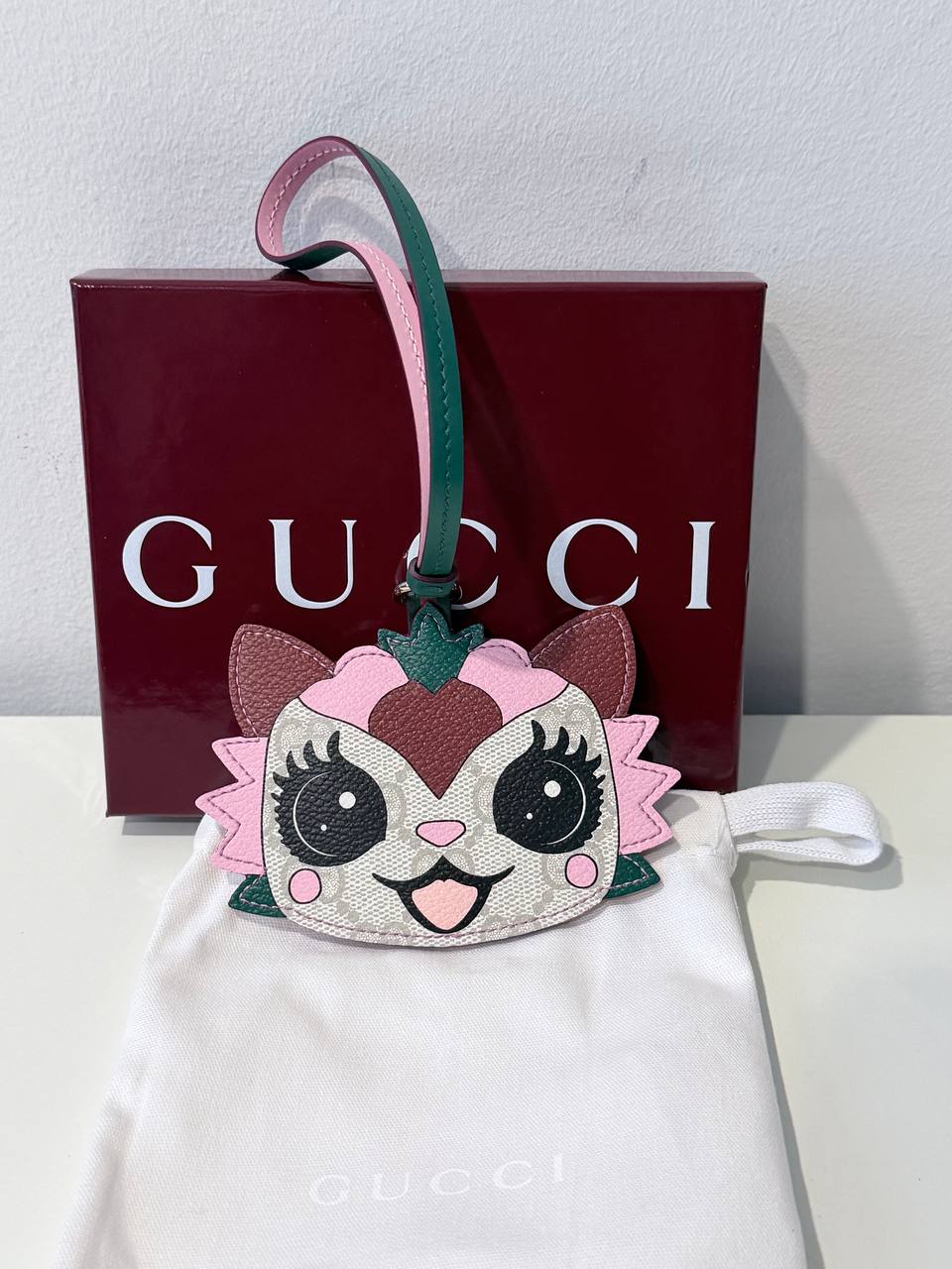Charm de Bolso - Llavero Gucci de Gatito Fresa en Lona GG Supreme y Piel Multicolor