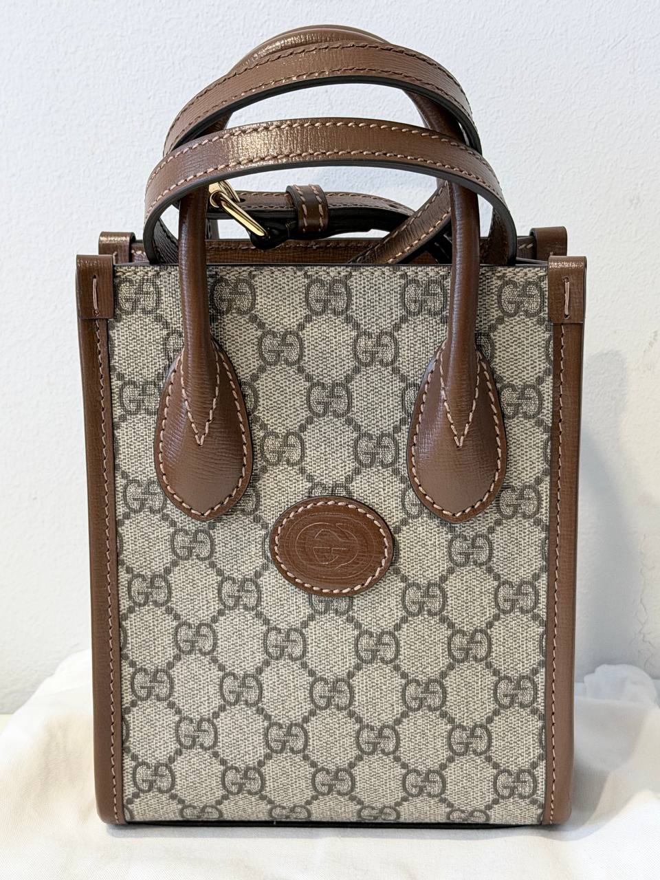 Mini Bolso Tote Gucci Interlocking G en Lona GG Supreme y Piel Marrón
