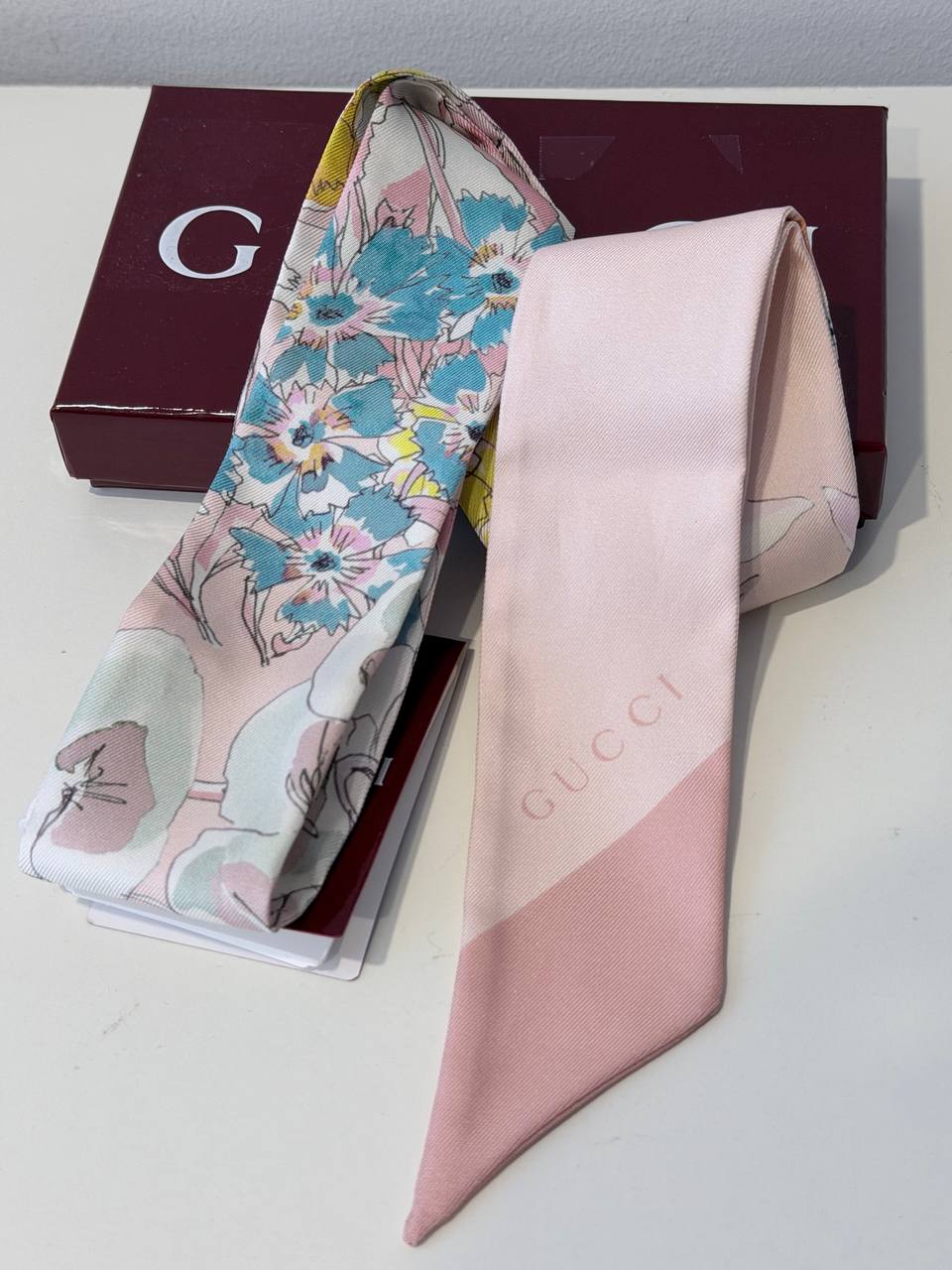 Pañuelo Neck Bow Twilly Gucci Flora Botanical en Seda Rosa Pastel, Turquesa y Amarillo