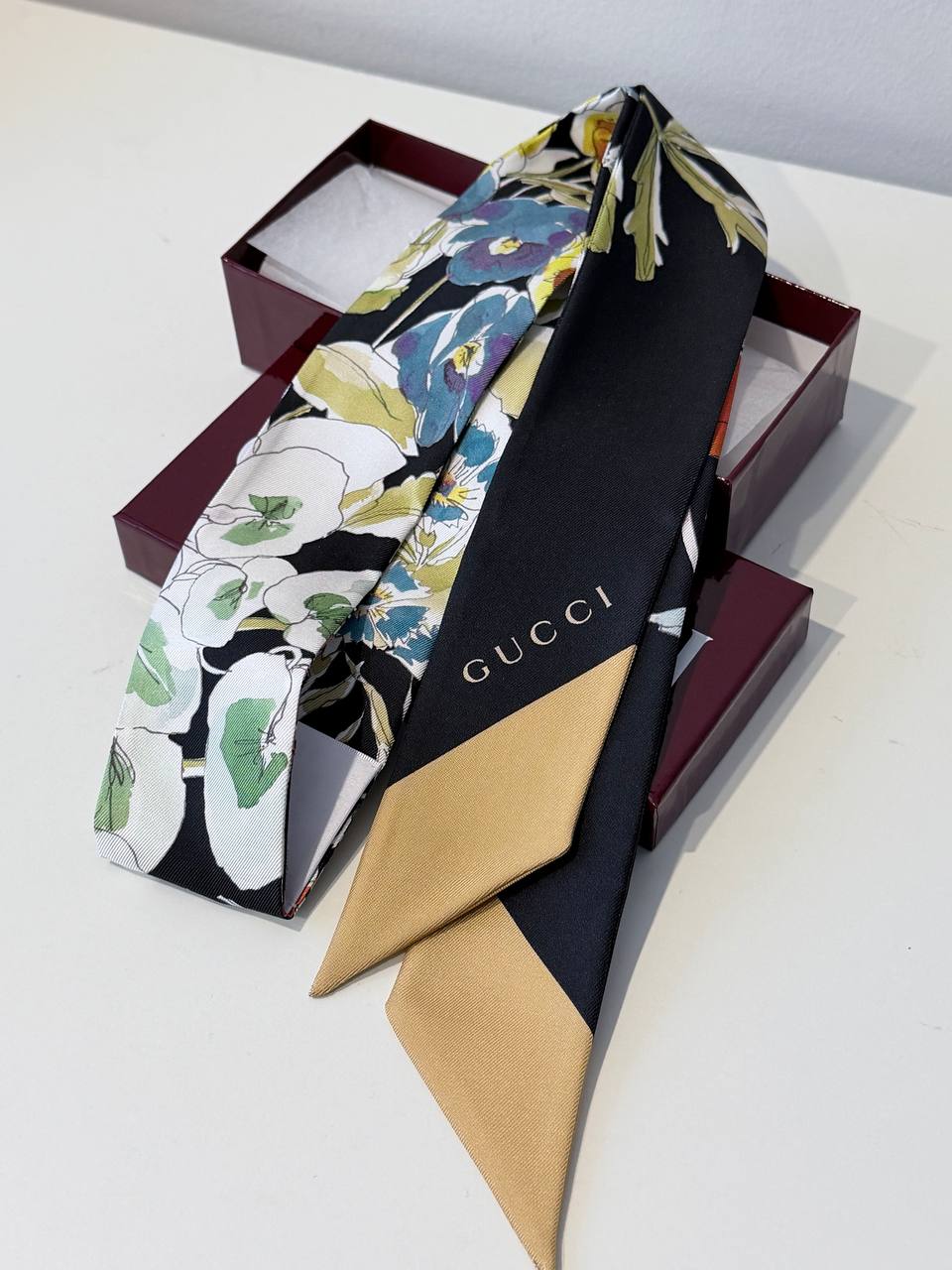Pañuelo Neck Bow Twilly Gucci Flora Botanical en Seda Negra, Dorado y Floral Multicolor