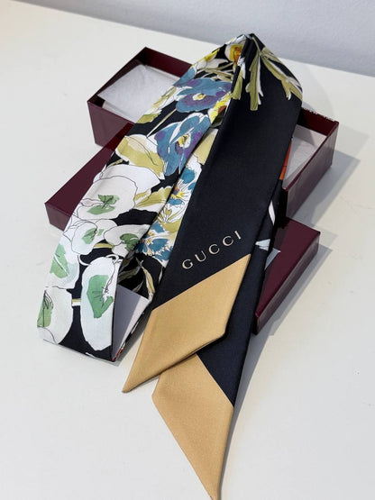 Pañuelo Neck Bow Twilly Gucci Flora Botanical en Seda Negra, Dorado y Floral Multicolor