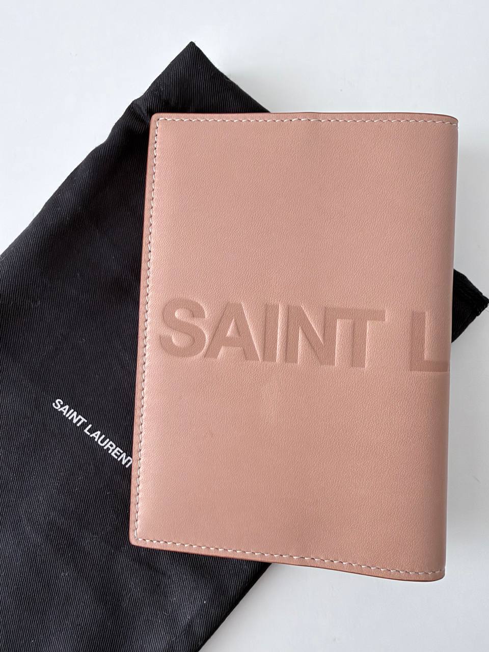 Funda para Pasaporte Saint Laurent Debossed Logo Passport Holder en Piel Rosa Empolvado