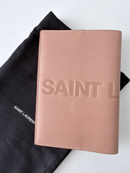 Funda para Pasaporte Saint Laurent Debossed Logo Passport Holder en Piel Rosa Empolvado