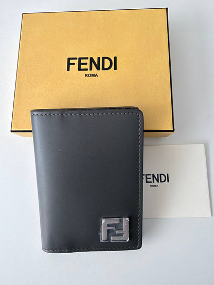 Funda para Pasaporte Fendi FF Baguette Bifold en Piel Gris y Lona Revestida FF