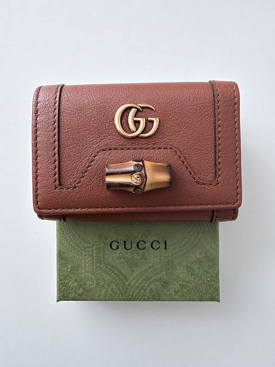 Tarjetero Gucci Bamboo Double G Card Case Wallet en Piel Marrón Suela