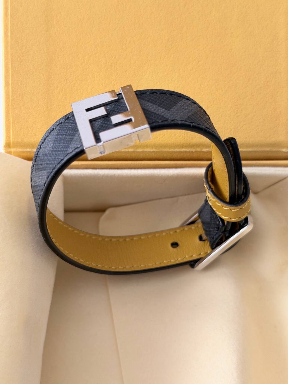 Brazalete Fendi FF Baguette Leather Bracelet en Lona FF Negra y Piel Amarilla