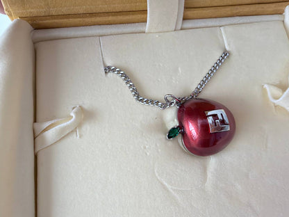 Collar con Dije Fendi Apple Red Enamel FF Charm Necklace en Metal Plateado y Esmalte Rojo