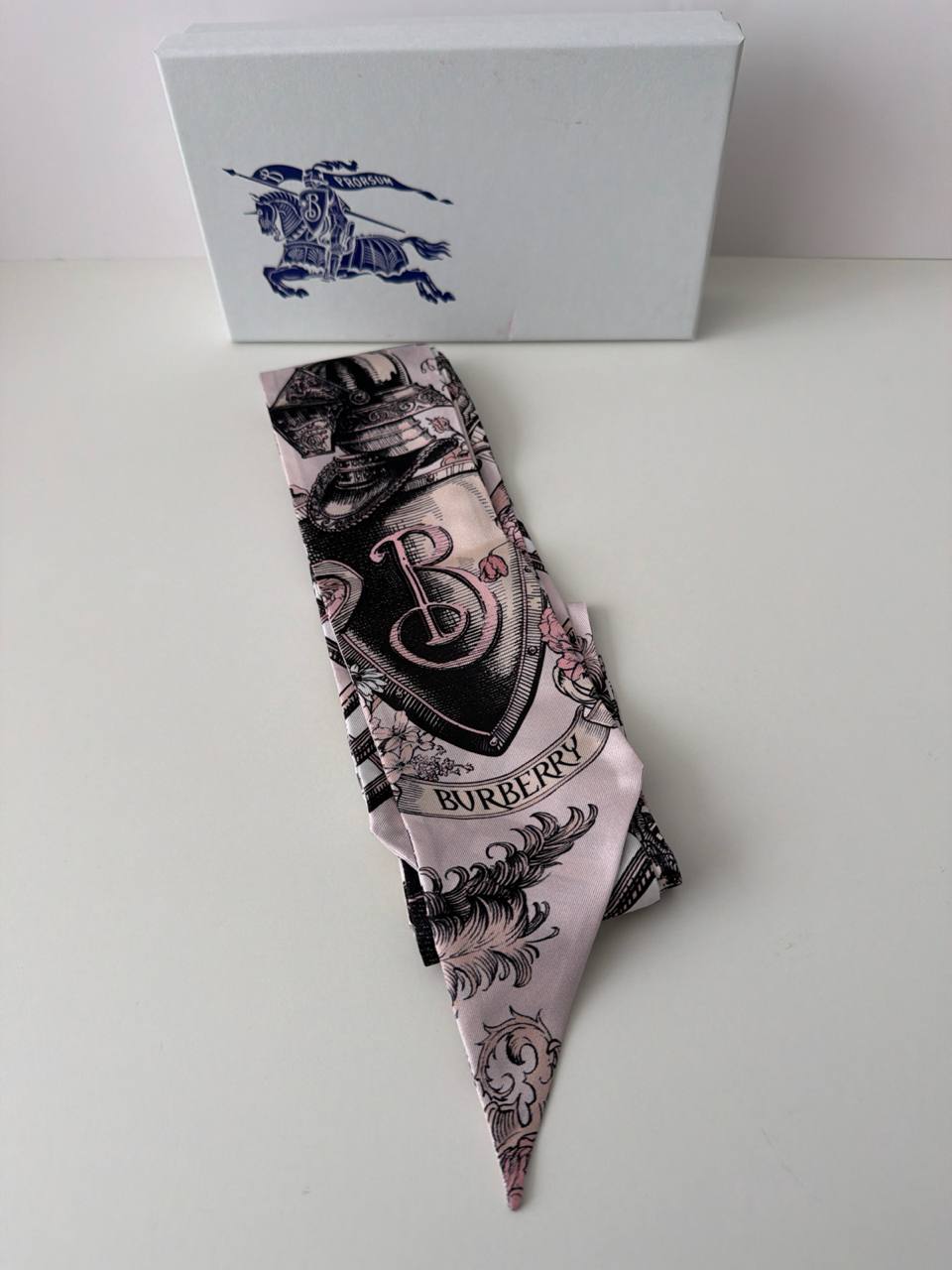 Pañuelo Lazo de Seda Burberry Crest & Monogram Skinny Scarf